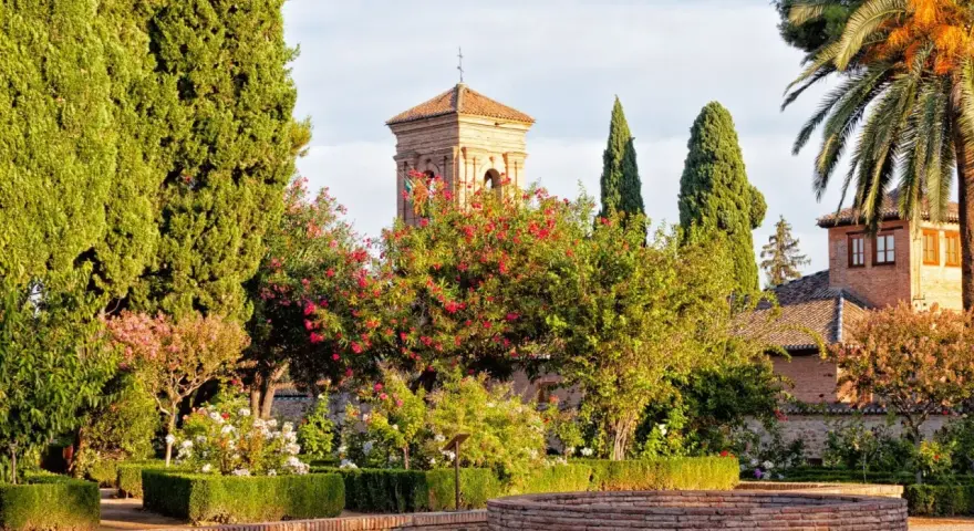 Giardini fioriti e torre moresca, un assaggio di cosa vedere a Granada in un giorno.