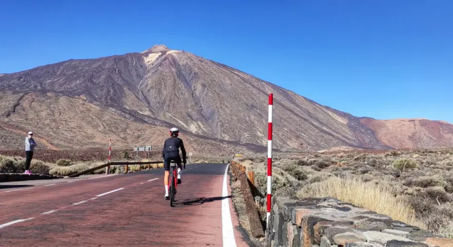 Ciclista pedala verso il vulcano Teide, un'ottima meta per scoprire le Canarie dove andare.