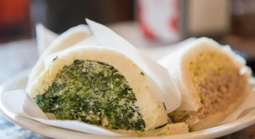 Tramezzini con spinaci e ricotta, e uno con tonno e maionese, gustosi piatti tipici veneziani.