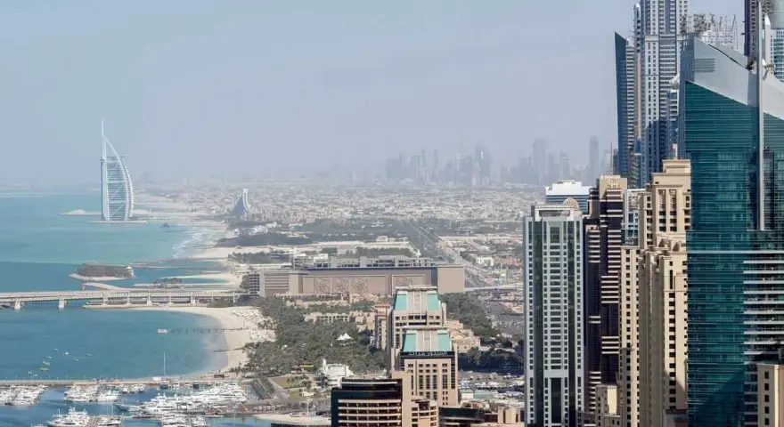 Panoramica di Dubai con grattacieli moderni, il Burj Al Arab e il mare. Ideale per scoprire cosa vedere a Dubai in 3 giorni.