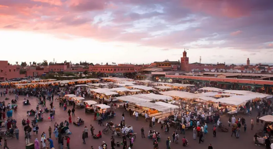 Piazza Jemaa el-Fna a Marrakech al tramonto, un luogo vibrante che fa chiedere: marrakech quanti giorni servono per viverla appieno?