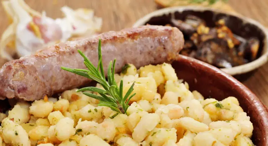Salsiccia con patate e gamberi, un'idea gustosa su cosa mangiare a Barcellona.