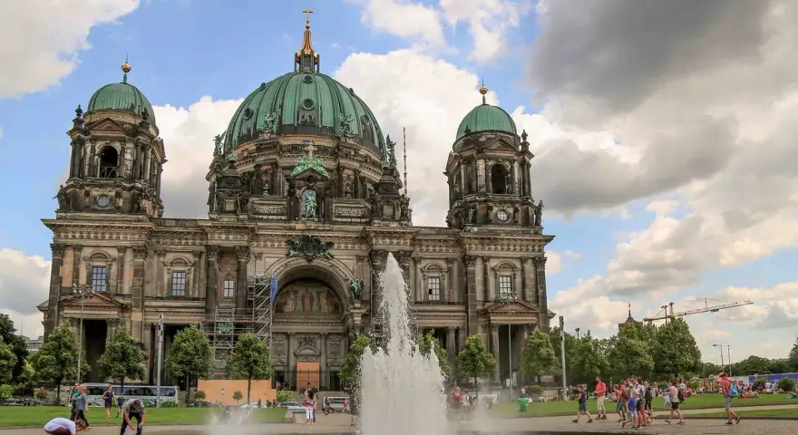 Fontana davanti al Duomo di Berlino, un'ottima idea per cosa fare a Berlino, con persone che si godono la giornata.