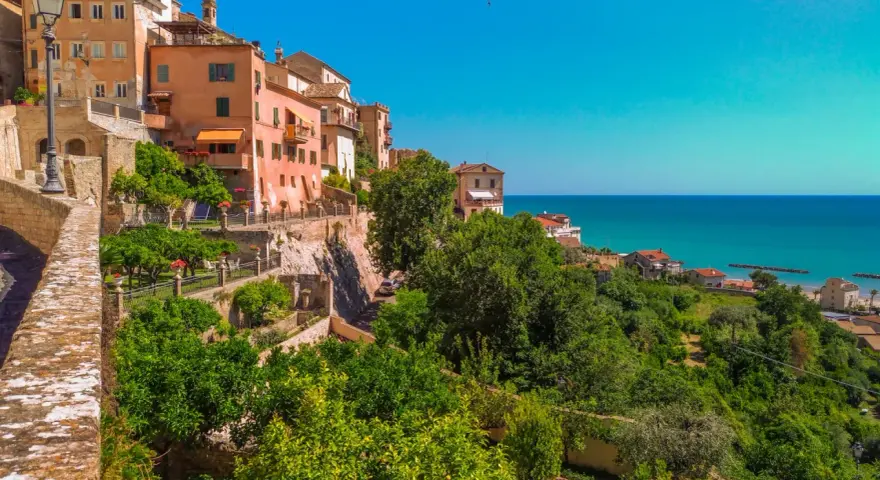 Case colorate a picco sul mare, giardini lussureggianti e scorci mozzafiato: ecco cosa vedere a Grottammare, un gioiello marchigiano.