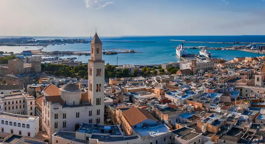 Vista aerea di Bari con la Basilica di San Nicola e il porto. Perfetto per scoprire cosa vedere a Bari in 3 giorni.