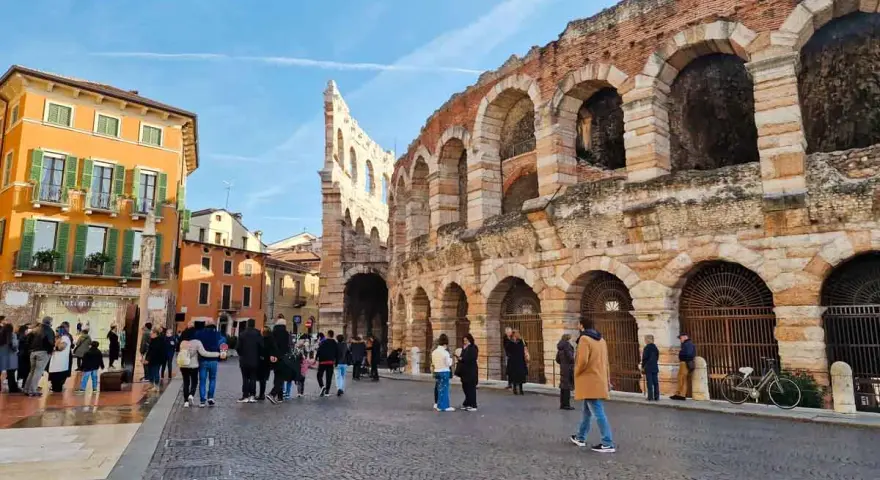 Piazza Bra a Verona, con l'Arena e palazzi colorati. Un'ottima idea per cosa vedere a Verona in un giorno, tra storia e vita cittadina.