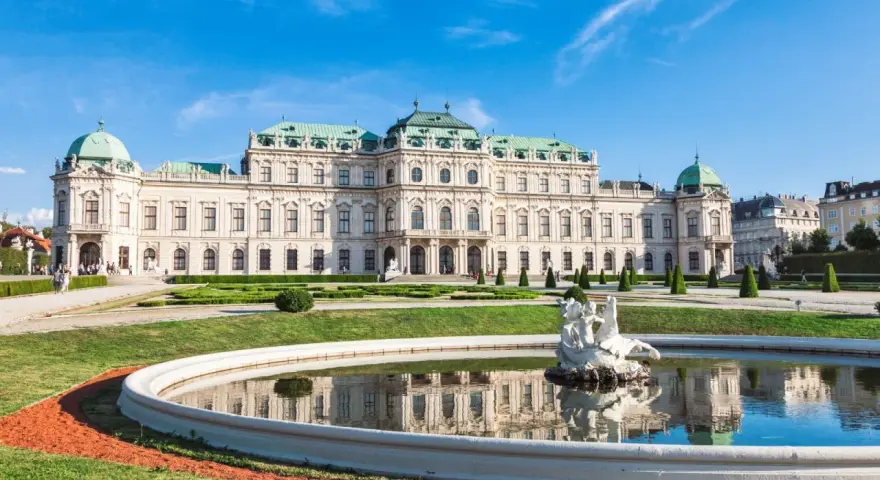 Palazzo Belvedere, un gioiello per cosa vedere a Vienna in 3 giorni, con fontana e giardini curati.