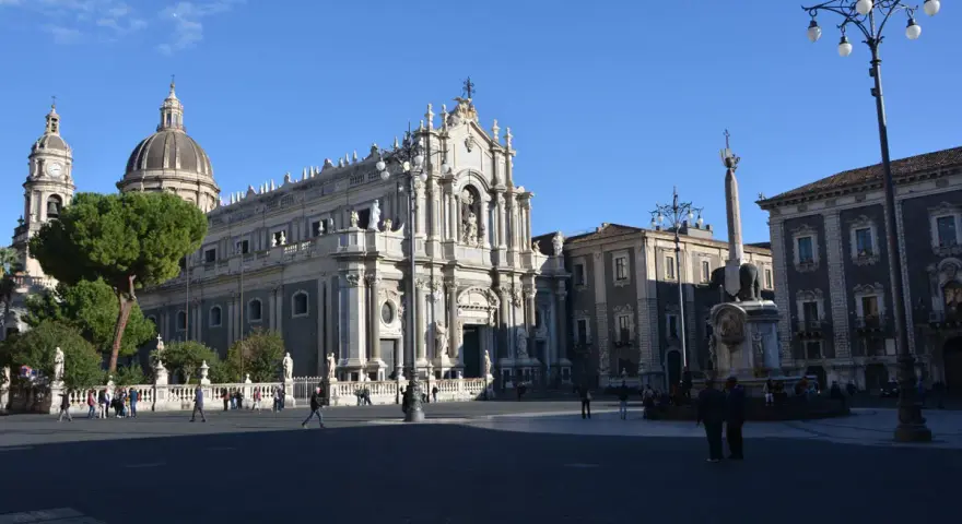 Piazza del Duomo a Catania: la Cattedrale, la fontana dell'Elefante e l'obelisco. Ideale per scoprire cosa vedere a Catania in un giorno.