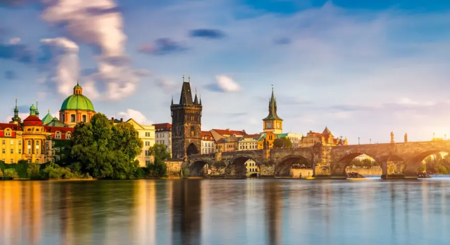 Ponte Carlo e il fiume Moldava, un'icona per il tuo itinerario Praga 3 giorni.