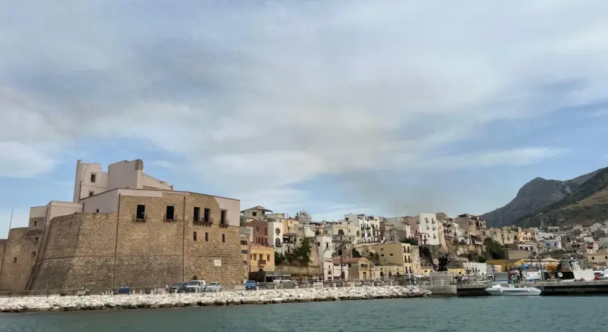 Castellammare del Golfo cosa vedere: il castello medievale domina il porto, con case colorate che si arrampicano sulla collina.