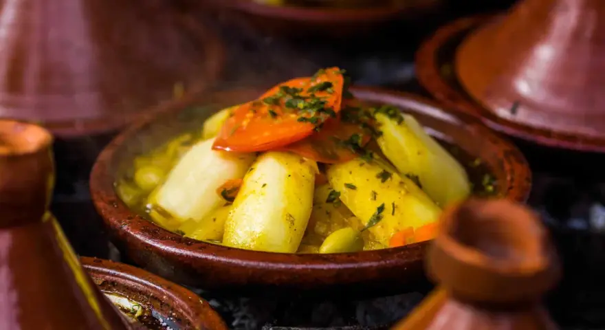 Un saporito tajine di verdure, con patate, pomodori e olive, è un must per chi cerca cosa mangiare a Marrakech.