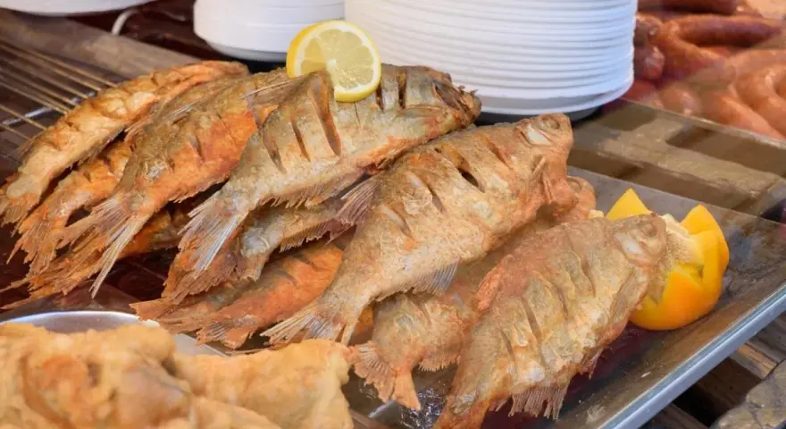 Pesce fritto dorato, un'ottima opzione per ostuni dove mangiare bene e spendere poco.