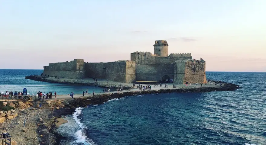 Castello Aragonese a picco sul mare, un must tra le cose da vedere a Crotone. Passeggiata panoramica e storia.