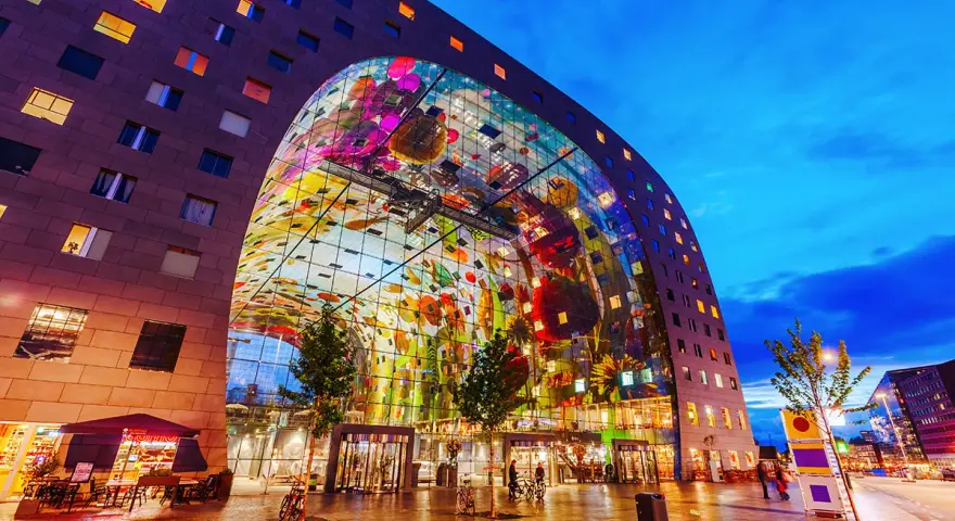 Il Markthal di Rotterdam, un'opera architettonica unica con un soffitto decorato, è un must per chi cerca cosa vedere a Rotterdam.