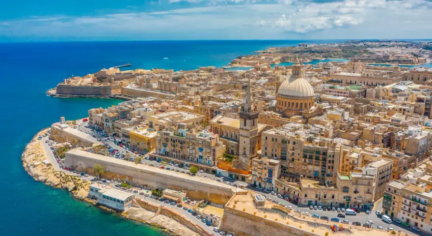 Valletta, Malta, vista aerea: un'idea di cosa fare a Malta esplorando le sue fortificazioni storiche e la cupola della cattedrale.