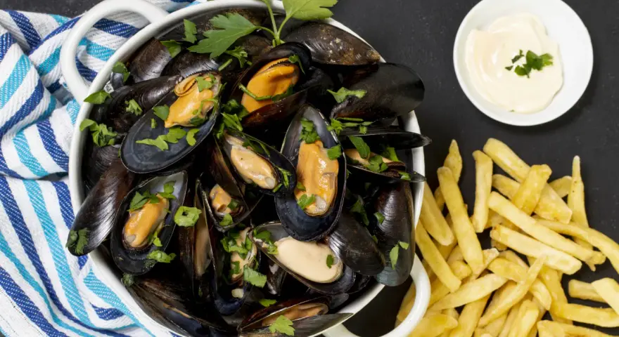 Cosa mangiare a Bruxelles? Cozze fresche con patatine fritte e maionese, un classico da provare!