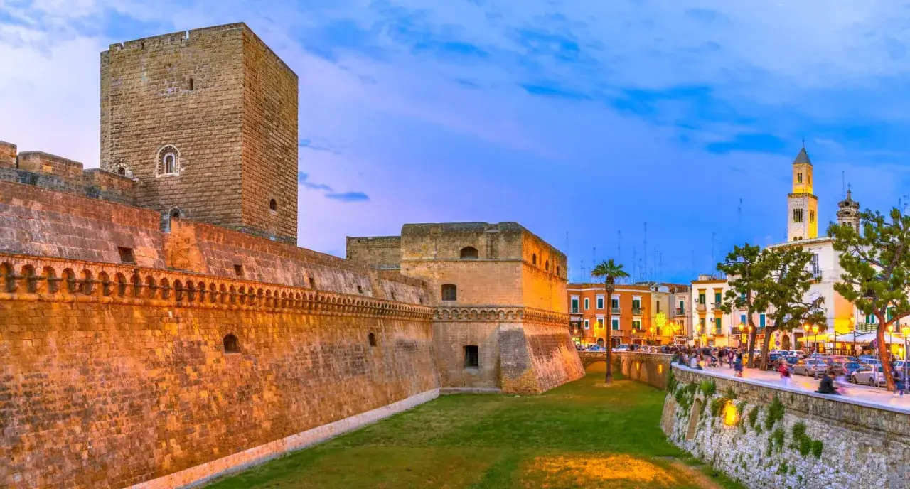 Castello Normanno-Svevo e il lungomare illuminato, perfetti per scoprire cosa vedere a Bari in 3 giorni.