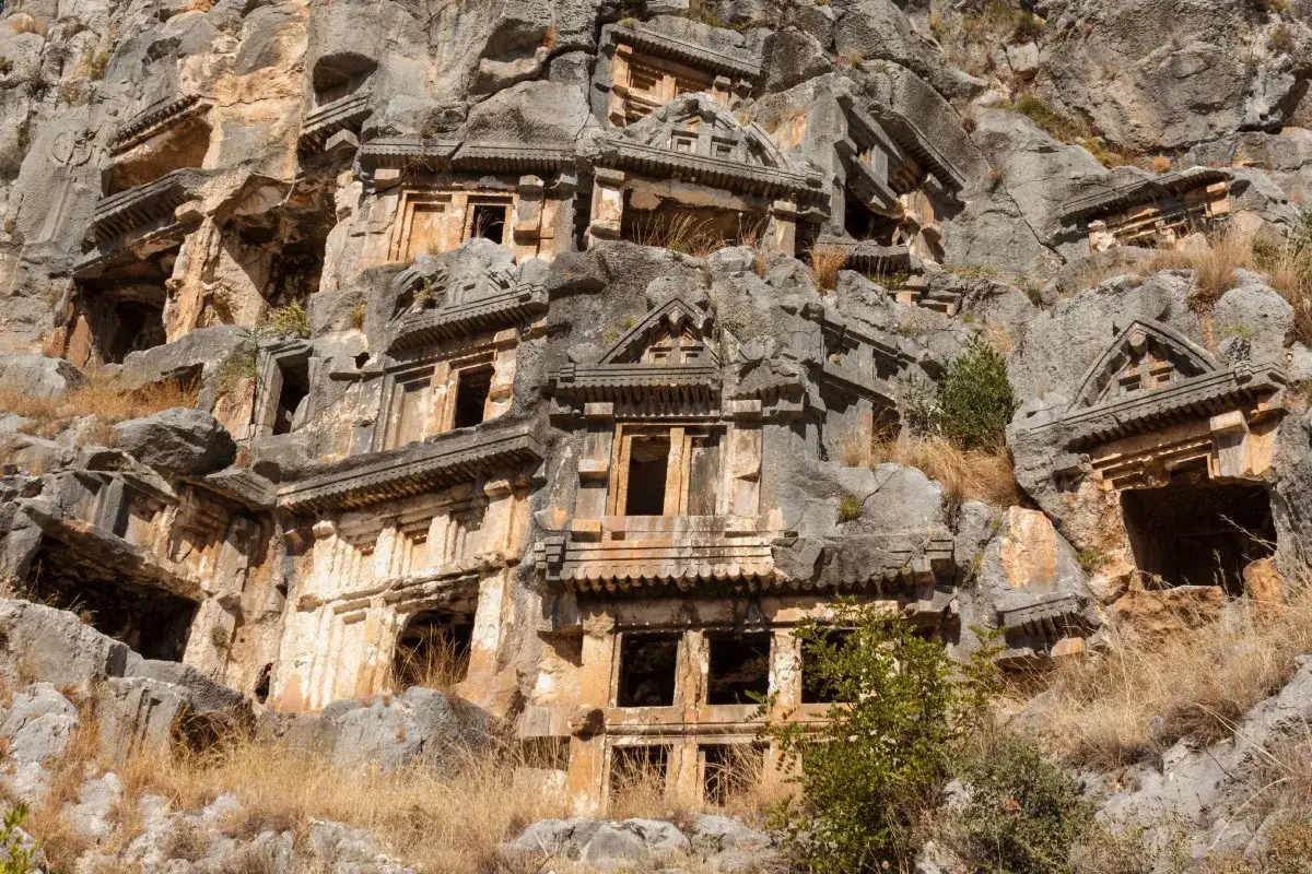 Antalya cosa vedere: antiche tombe rupestri scavate nella roccia, un sito archeologico suggestivo.