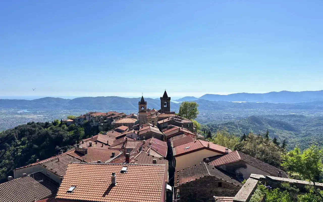 Fosdinovo, un borgo medievale in Liguria, si trova su una collina con vista sul mare e sulle montagne.