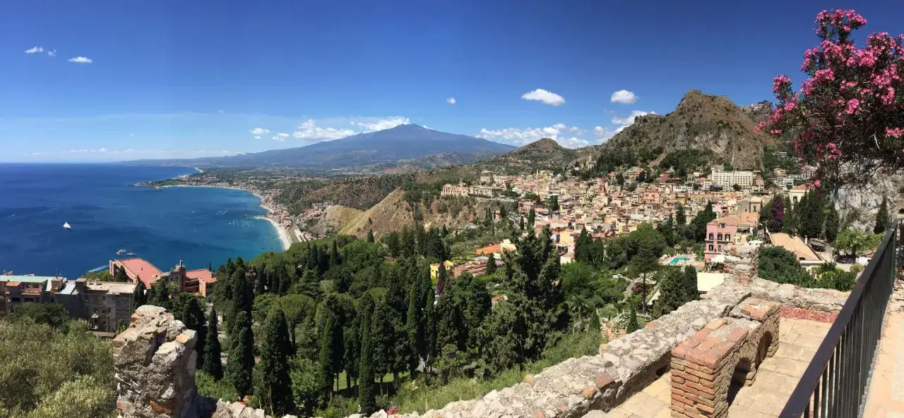 Panoramica di Taormina, con l'Etna sullo sfondo. Un luogo imperdibile per scoprire cosa vedere in Sicilia orientale.