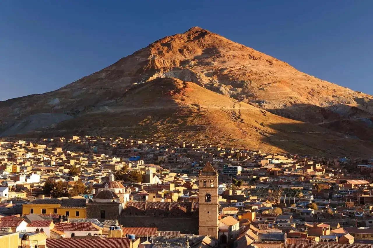 Potos&iacute;, Bolivia: un panorama mozzafiato con il Cerro Rico che domina la citt&agrave;. Un luogo imperdibile per chi cerca cosa vedere in Bolivia.