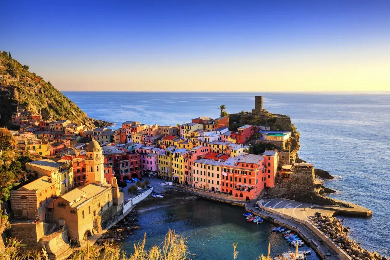 Vernazza, Cinque Terre: un sogno di colori sul mare, tra i più bei viaggi da fare.