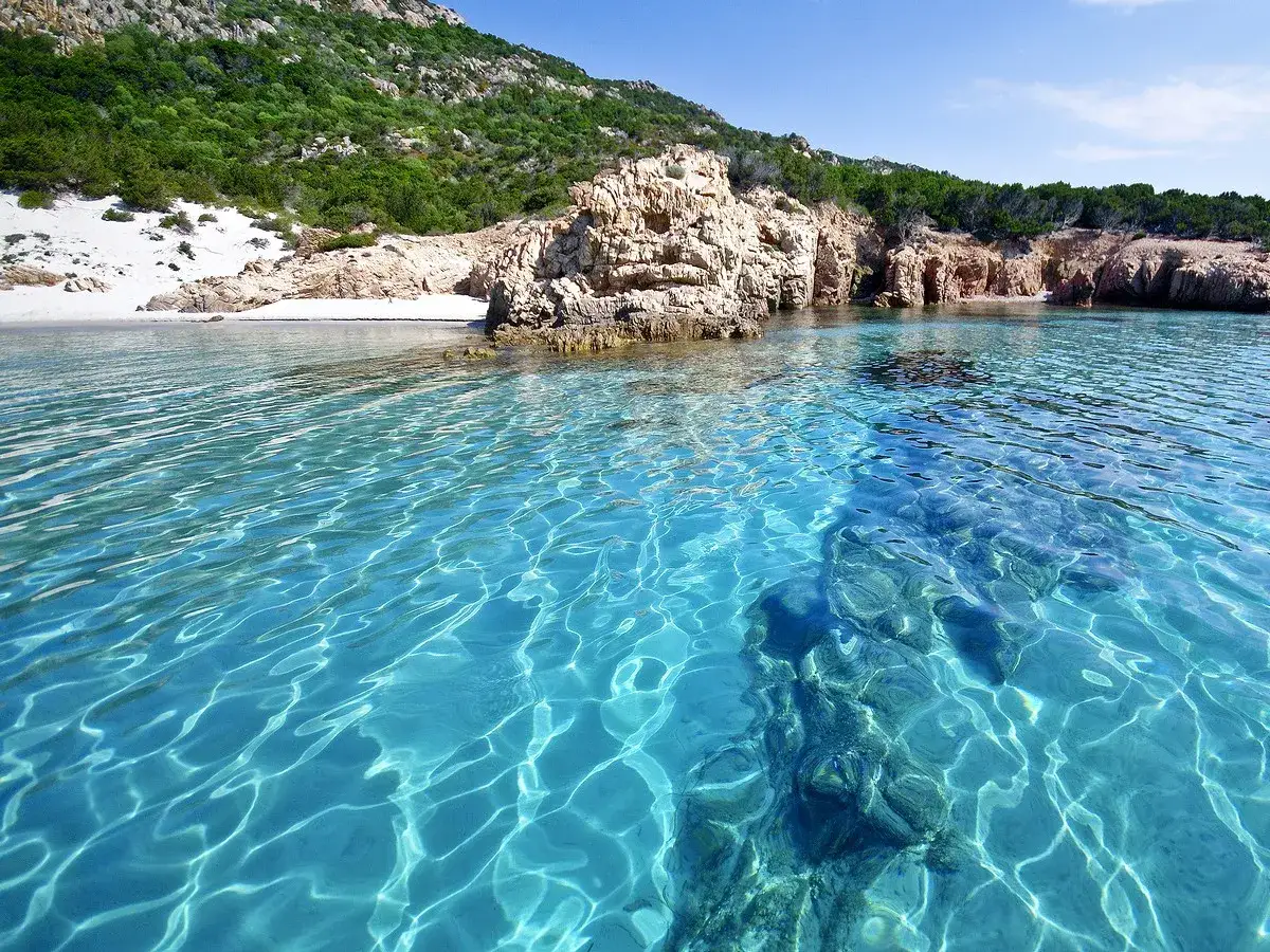 Acque cristalline e rocce scolpite dal vento su una spiaggia dell'isola della Maddalena.