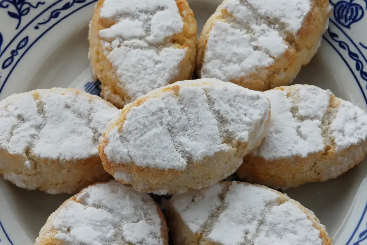Biscotti ricoperti di zucchero a velo, perfetti per scoprire cosa mangiare a Siena.