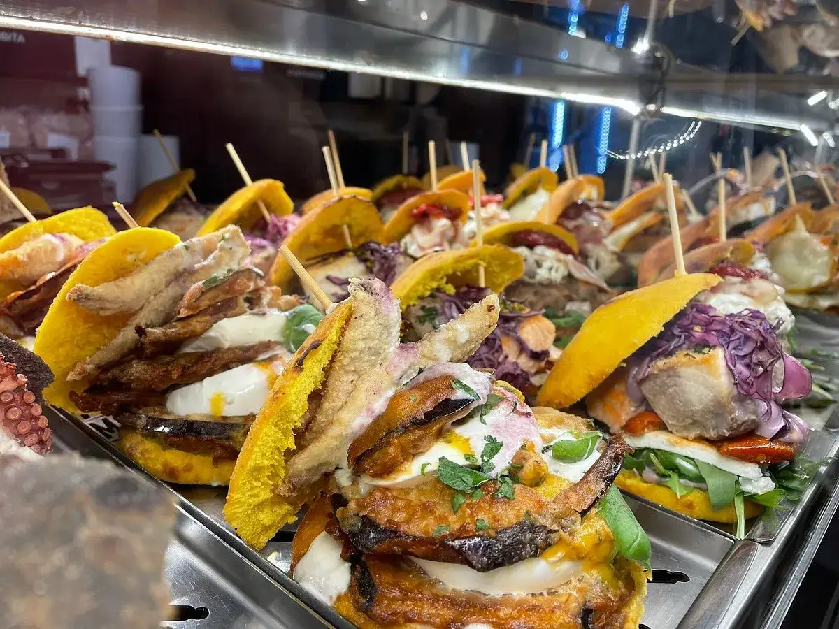 Panini colorati e gustosi, perfetti per scoprire cosa mangiare a Bari. Farciti con pesce fritto, verdure e formaggio fresco.