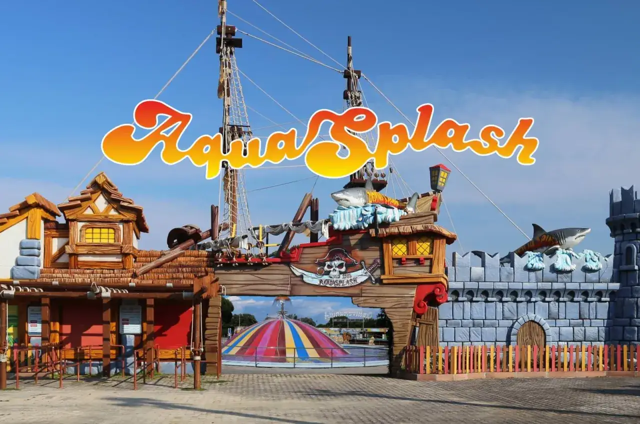 Ingresso a tema piratesco di AquaSplash, uno dei parchi divertimento Italia, con nave, castello e squali.