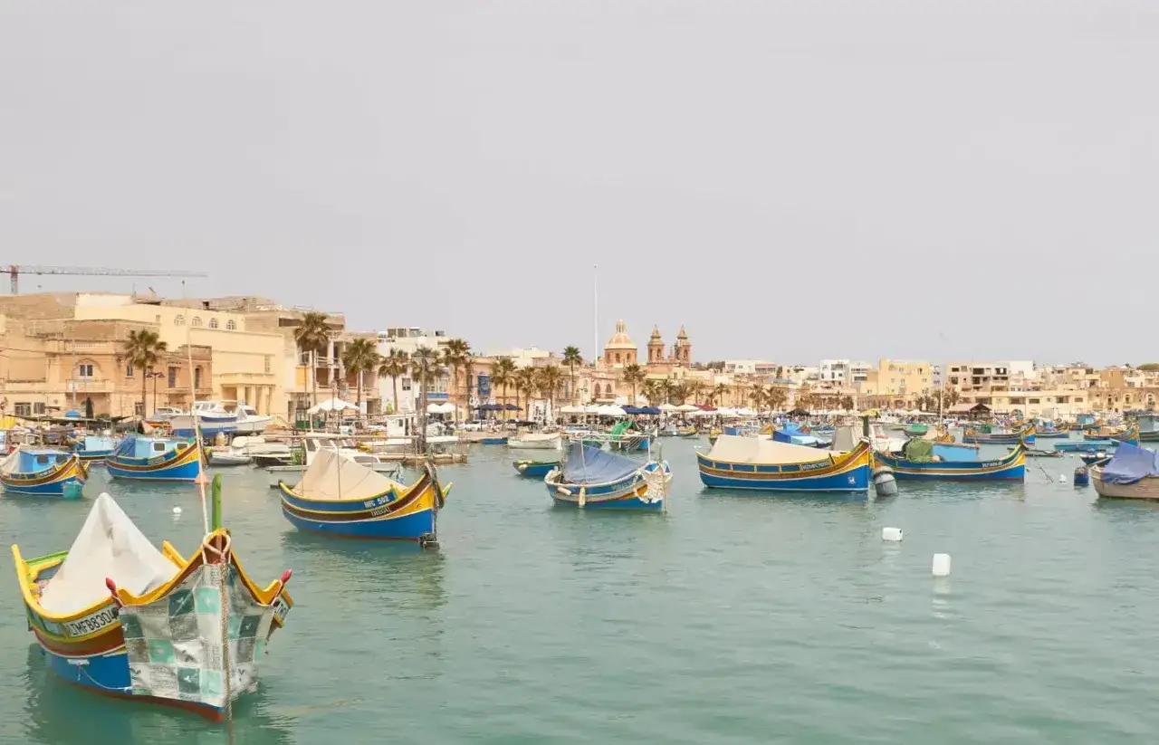 Barche colorate nel porto di Marsaxlokk, un'ottima idea per cosa vedere a Malta in 3 giorni.
