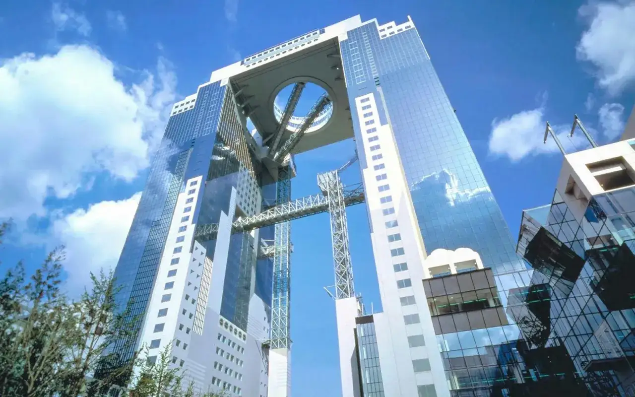 Edificio Umeda Sky Building, un'icona di Osaka cosa vedere. Le sue torri collegate da un ponte aereo circolare offrono viste mozzafiato.