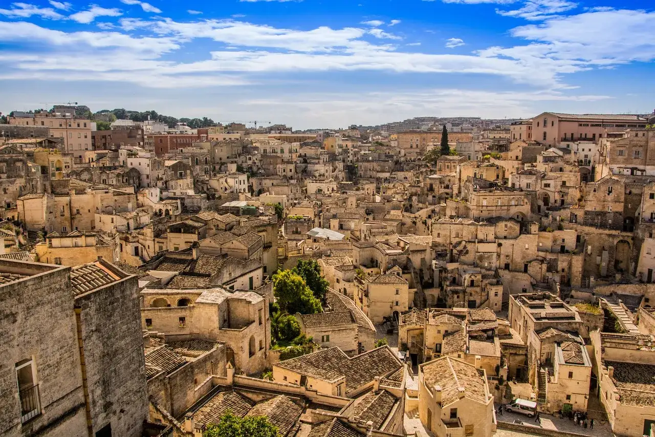 Matera, la città più antica del mondo, con i suoi Sassi scavati nella roccia e un panorama mozzafiato sotto un cielo azzurro.