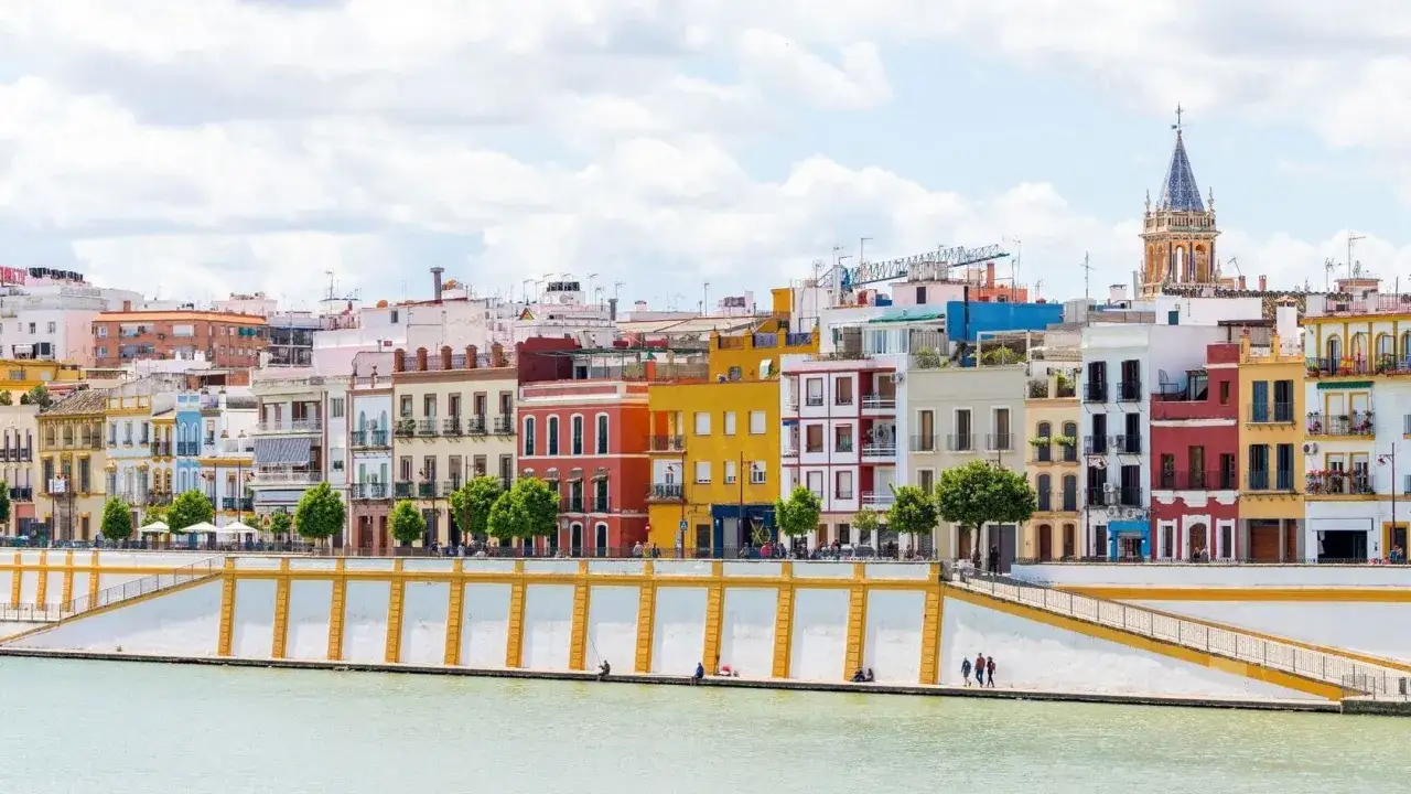 Colorate case sul fiume Guadalquivir, un'ispirazione per cosa vedere a Siviglia in 3 giorni.