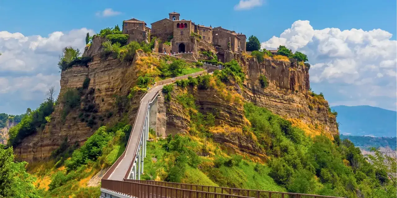Civita di Bagnoregio, un borgo arroccato su una rupe, accessibile da un ponte pedonale. Uno dei posti belli in Italia da visitare.