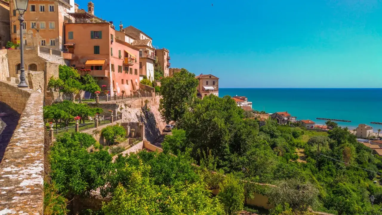 Case colorate a picco sul mare, giardini lussureggianti e scorci mozzafiato: ecco cosa vedere a Grottammare per un viaggio indimenticabile.
