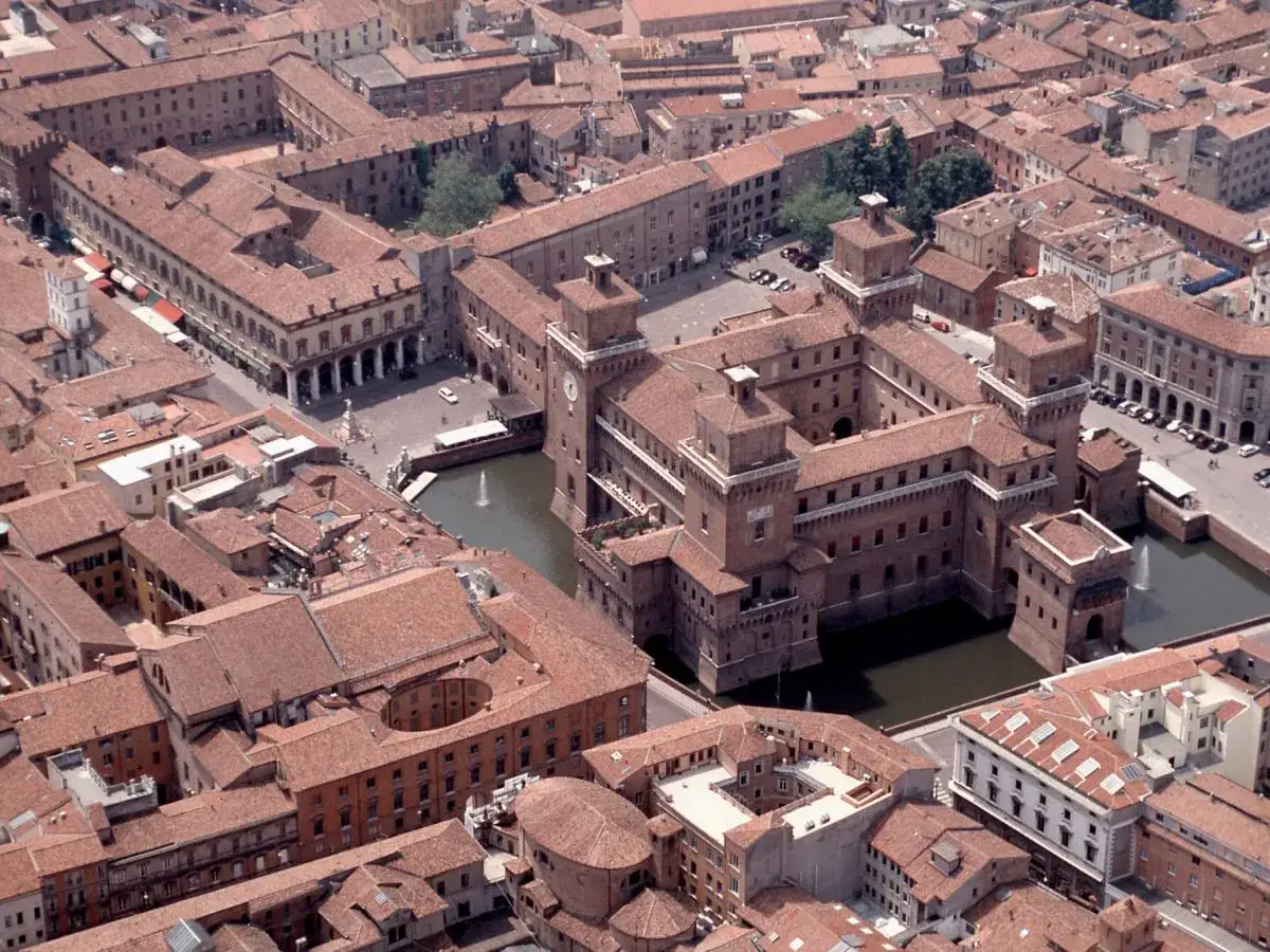 Castello Estense e dintorni: ecco cosa vedere a Ferrara in un giorno, un gioiello rinascimentale circondato da un fossato.