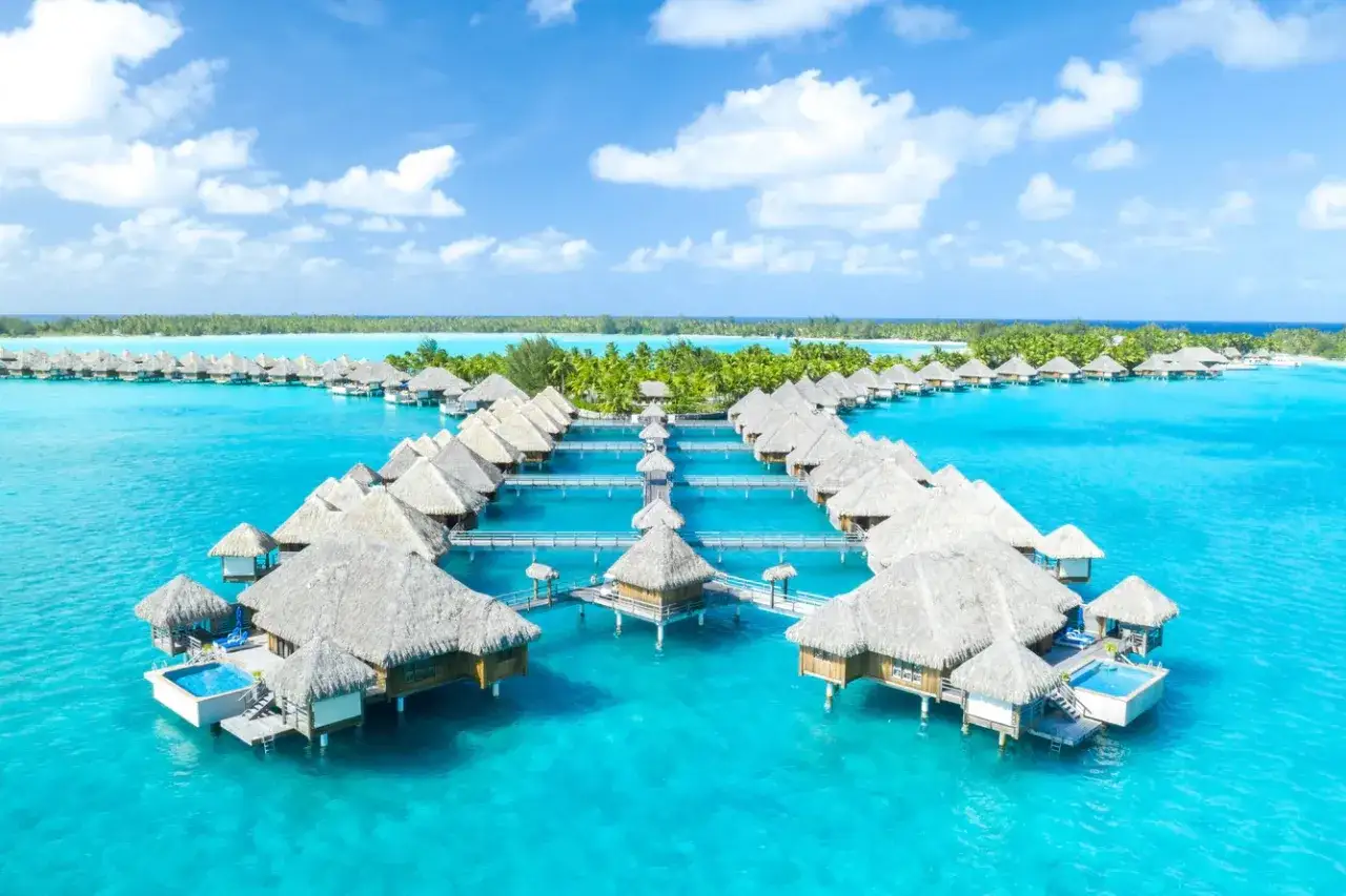 Bungalow sull'acqua in un mare turchese, uno scenario da sogno tra i 10 mari più belli del mondo.