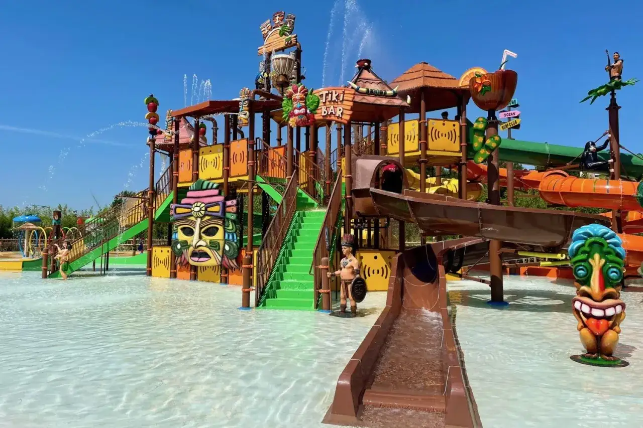 Un'avventura tropicale ti aspetta in uno dei parchi acquatici Italia, con scivoli colorati, maschere tiki e spruzzi d'acqua rinfrescanti.