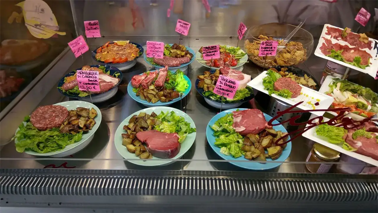 Vetrina con piatti pronti: hamburger, tagliata, costine e grigliate miste, perfetti per chi cerca dove mangiare a Firenze.