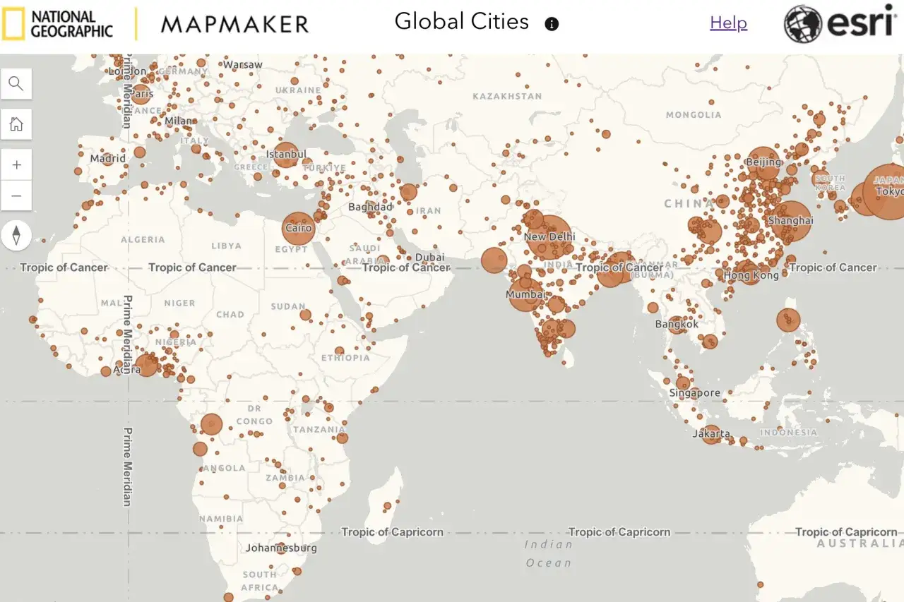Mappa del mondo con cerchi che indicano le citt&agrave; pi&ugrave; popolose. Si vedono Europa, Africa e Asia, con concentrazioni di cerchi in India e Cina, suggerendo la citta piu popolata al mondo.