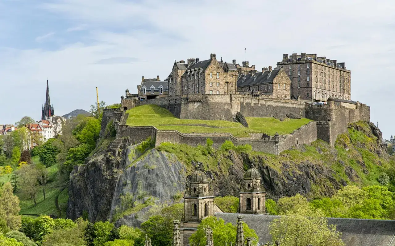 Edimburgo: il castello domina la città. Un'idea per cosa vedere a Edimburgo in 3 giorni, tra storia e panorami mozzafiato.