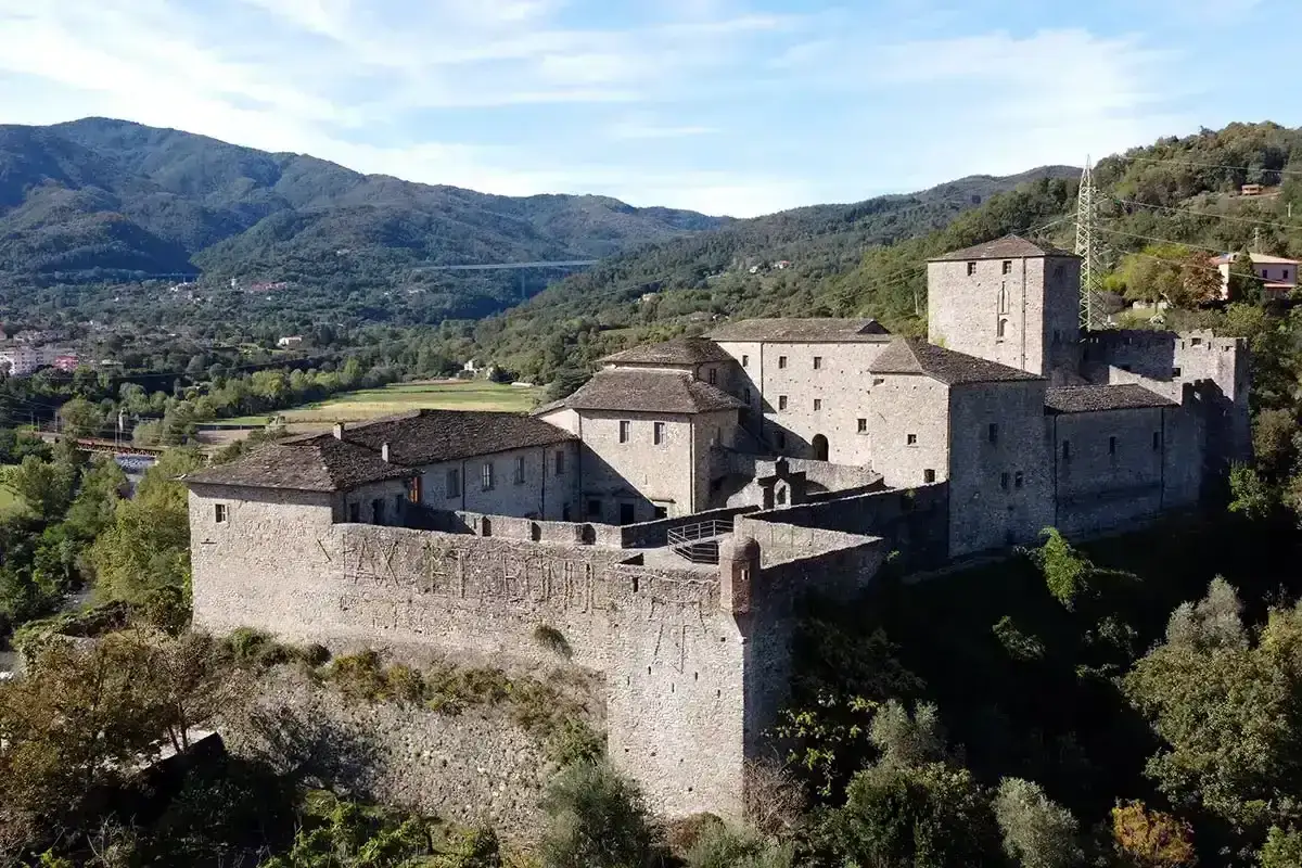 Castello di Verrucole, uno dei luoghi da scoprire a Pontremoli, domina la valle con le sue mura imponenti.