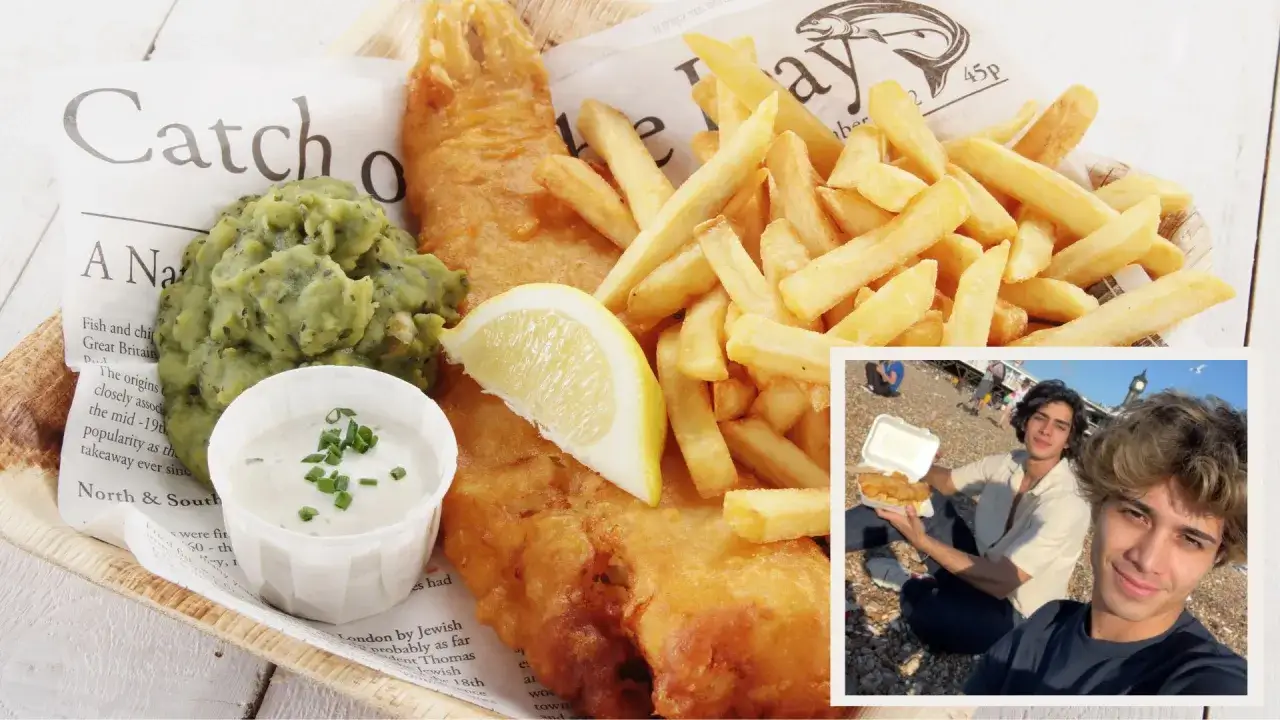 Fish and chips, un classico dei piatti tipici del Regno Unito, servito con purè di piselli e salsa tartara. Due ragazzi si godono questo pasto sulla spiaggia.