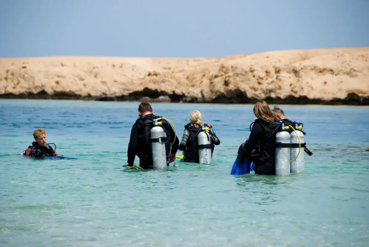 Subacquei pronti per esplorare i fondali. Un'ottima idea su cosa fare a Marsa Alam per un'avventura indimenticabile.