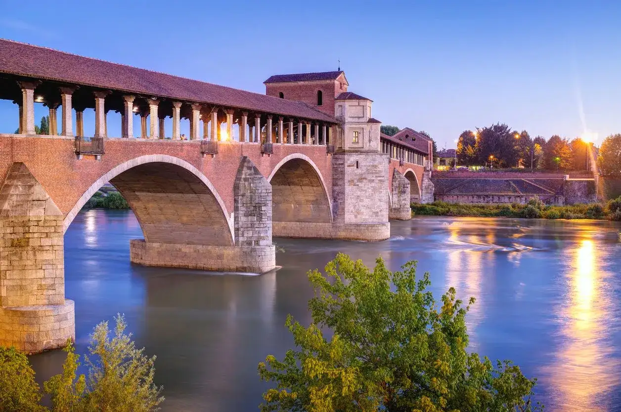 Ponte Coperto a Pavia, un'icona da non perdere per chi visita la città. Perfetto per scoprire cosa vedere in un giorno.