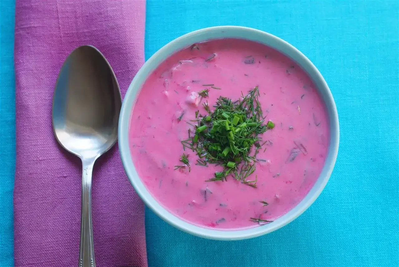 Zuppa fredda di barbabietole, un classico di cosa si mangia in Polonia, guarnita con aneto fresco.
