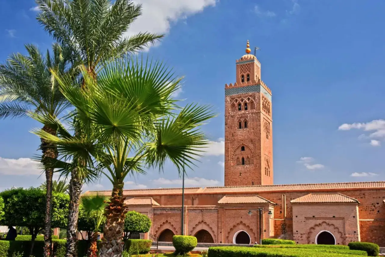 Torre della moschea Koutoubia a Marrakech, con palme in primo piano. Ideale per capire quanti giorni dedicare alla visita.