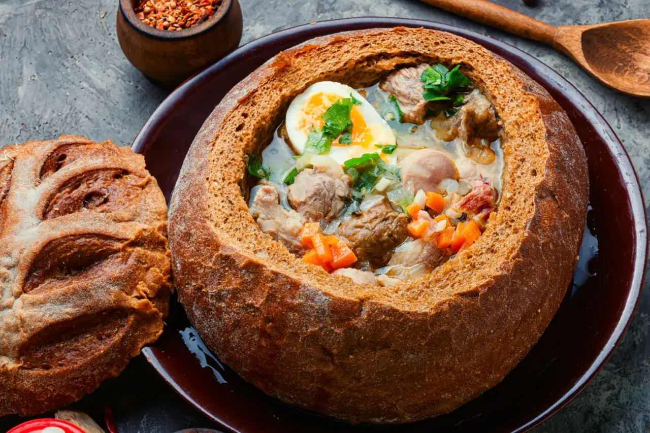 Zuppa di pane con carne, uova e verdure: un'idea gustosa su cosa mangiare a Cracovia.