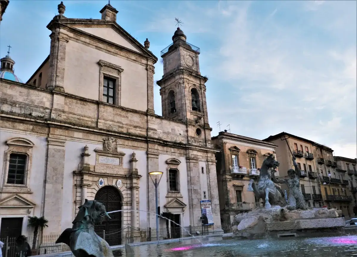 Fontana e chiesa a Caltanissetta: cosa vedere in questa piazza storica.